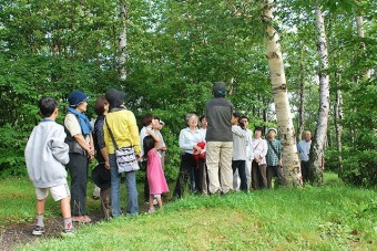 毎朝実施される「朝のお散歩会」で自然についてのお話を聞く。