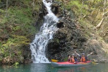 赤谷湖の滝を目の前にパチリ。のんびりゆったり湖を堪能