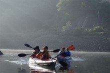 カヌーの上で山の間から昇る日の出を見よう。体が目覚める涼やかな空気