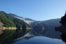 まるで鏡のように静まりかえった湖。太陽を浴びて、景色が色づく