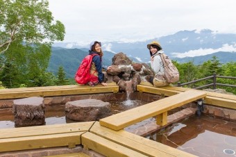 眺望が素晴らしい山頂駅の足湯（無料）。