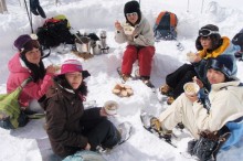 一日コースのお楽しみ、雪上で過ごすランチタイム！