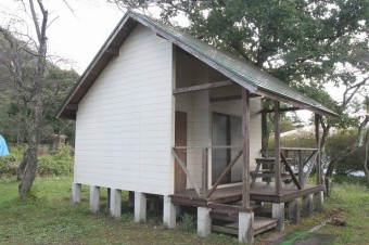 流しとトイレが付いた6畳のコテージ。