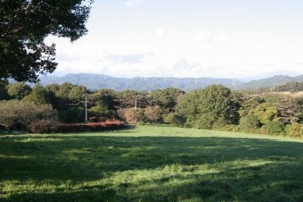 山々の遠景がキャンプ場を包み込む。