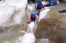 つるつるの岩肌が気持ちいい！大小さまざまなスライダーが