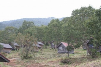 山肌に並ぶ4人用バンガロー。