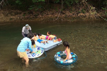 キャンプ場に隣接した温川で川遊びが楽しめます。