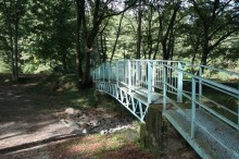 小川を渡る橋。