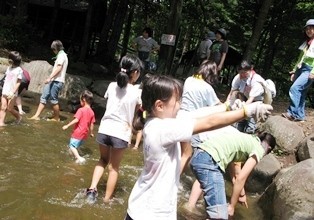 夏休み期間中に開催するマスのつかみ取り。