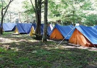 夏休み期間に設けられる常設テント。