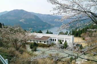 神流湖を見下ろす高台にある。