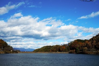 水と緑に囲まれた大塩湖