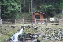 水力発電小屋で電気をまかなう。