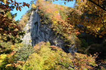 天狗の足跡を囲むように映える紅葉