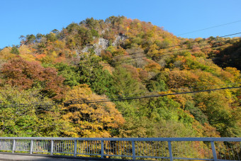 黄色に染まる山々。次第に赤みを帯びていく