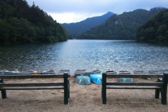 透明度が高い湖で魚たちと格闘。