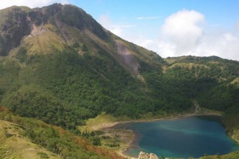 白根山麓の五色沼へは2時間半の登山で。　