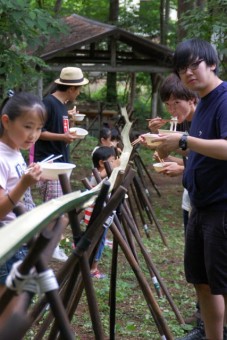 たびたび開催の流しそうめん大会。参加費は廉価。