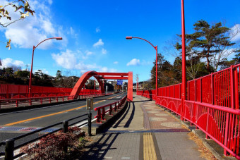 青空に映える真っ赤な「高津戸橋」