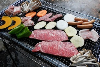 遊んだ後はBBQパックで腹ごしらえ。