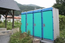 トイレは簡易水洗もしくは非水洗。