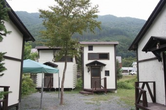 バンガローは照明、AC電源、寝袋類が備わる。