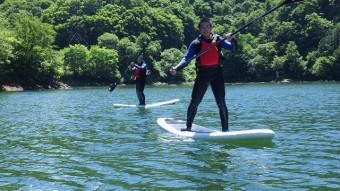 硬いゴムボートで水上散歩するＳＵＰ。