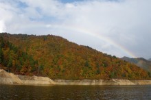 新緑に紅葉に・・・、大自然が一層近く感じられる奈良俣湖