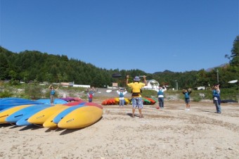 講習を受けて、カヌーにチャレンジ。湖上で穏やかなひと時を