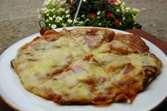 ランチタイムは食堂で人気「桃太郎ピザ」を。