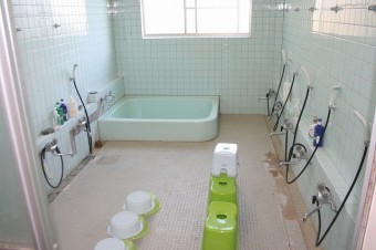 ワイワイしながらお風呂へ（利用は要問い合わせ）。