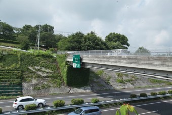 公園へは上信越自動車道の上を南に渡る