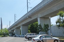 公園内頭上に北陸新幹線