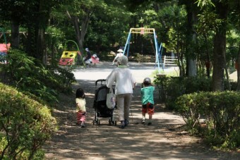 子供広場の遊具が見えてきた！