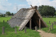 復元された竪穴式住居