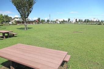 野外テーブルと芝生広場