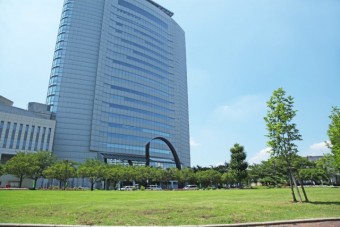 公園のすぐ前には市役所の高層ビル