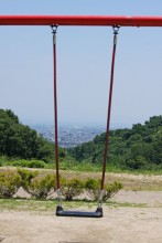 高崎の町を見下ろすブランコ