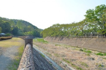 川沿いの遊歩道からの眺め