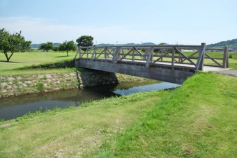 橋を渡って軽スポーツ広場へ