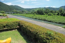 公園の目の前は神流川が流れる