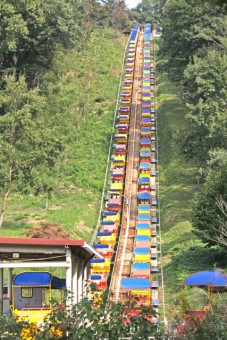 パノラマチェアに乗って山頂駅を目指す