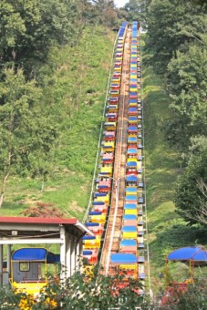 パノラマチェアに乗って山頂駅を目指す