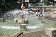 夏のカスケードは子供たちの水遊び場