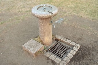 ロング滑り台前水飲み場