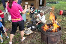 魚を塩焼きに