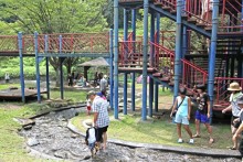 遊具の下も小川が流れる
