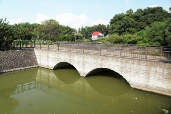 橋を渡って本丸跡へ