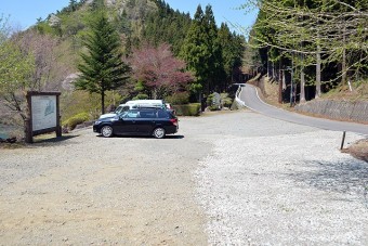 公園入口前の駐車場