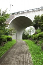 薬師大橋の下をくぐると親水公園に出る